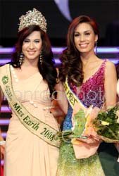 Đương kim Hoa hậu Trái đất (trái) trao giải cho Miss Philippines 
 
